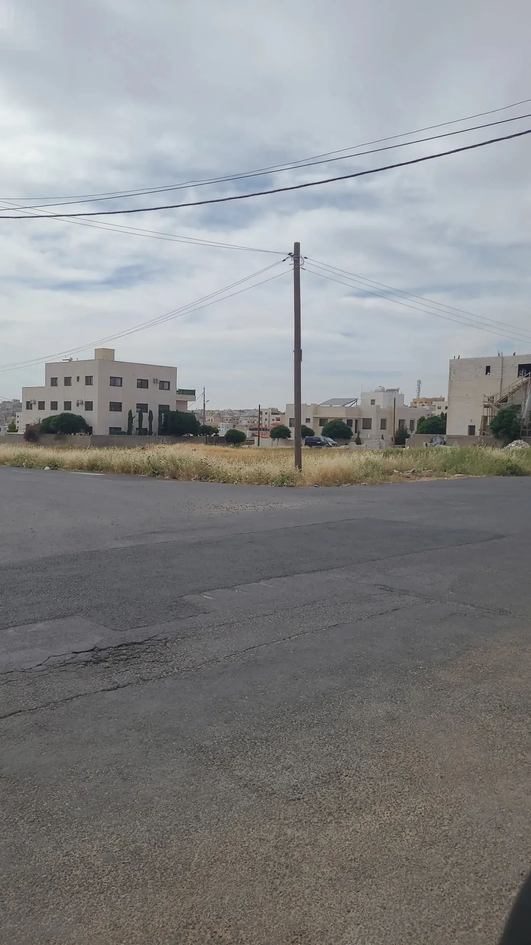 قطعة أرض استثنائية تطل على منظر بانورامي وتتميز بموقع مرتفع على شارعين تقع ضمن حوض أم زعروة في منطقة فلل مثالية لبناء مشروع سكني متميز