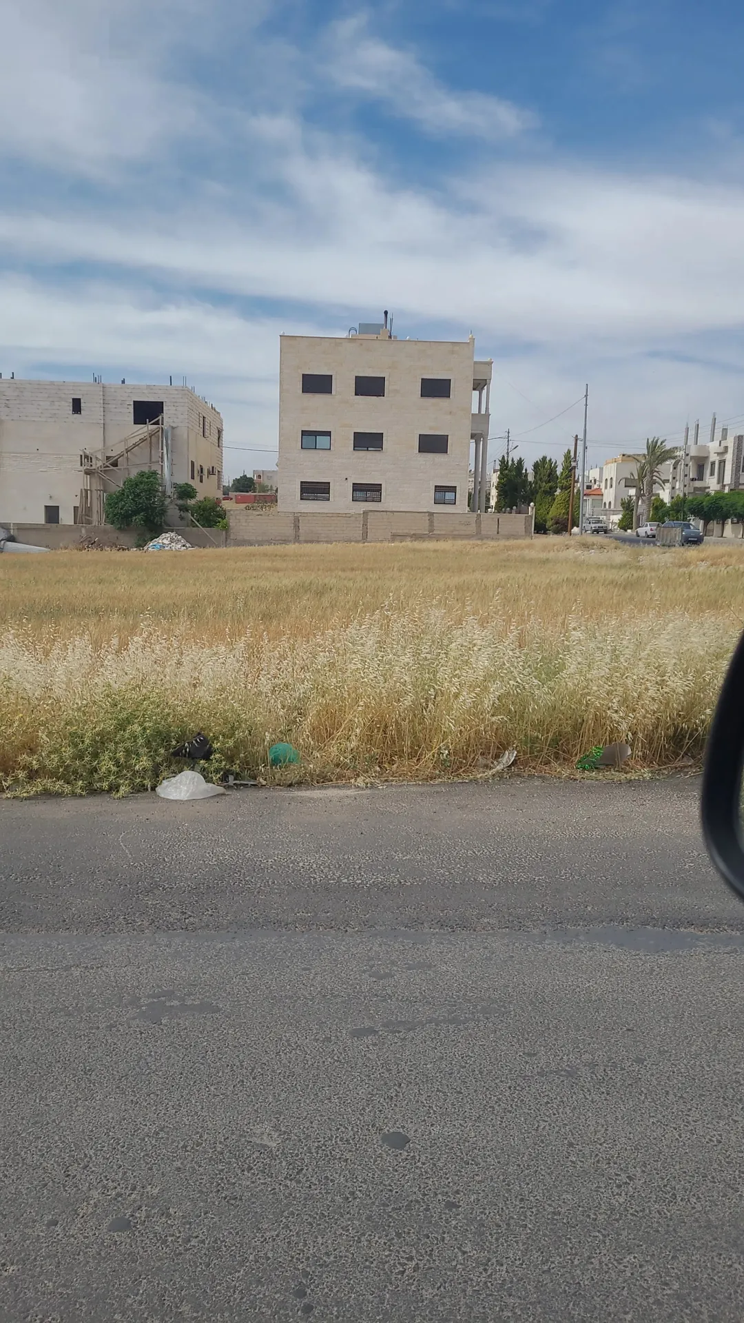 قطعة أرض استثنائية تطل على منظر بانورامي وتتميز بموقع مرتفع على شارعين تقع ضمن حوض أم زعروة في منطقة فلل مثالية لبناء مشروع سكني متميز