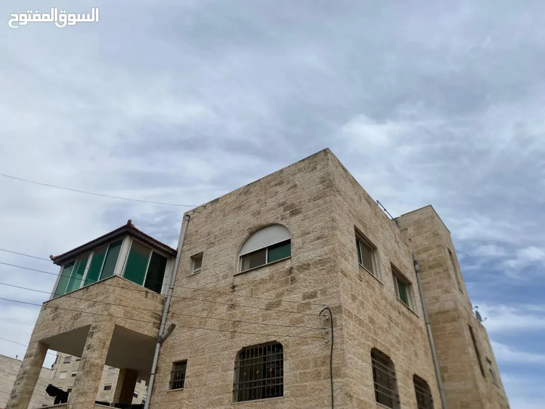 شقة طابقية بمدخلين في إسكان المهندسين – السلط، موقع مميز على شارعين بأربع واجهات حجرية