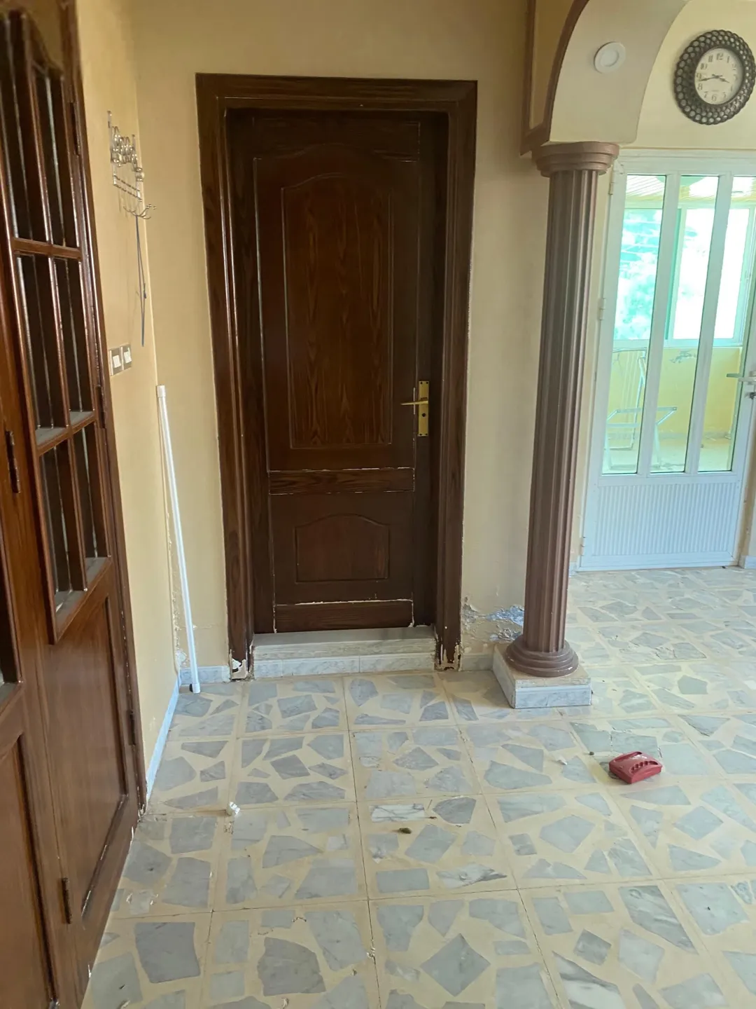 شقة طابقية بمدخلين في إسكان المهندسين – السلط، موقع مميز على شارعين بأربع واجهات حجرية