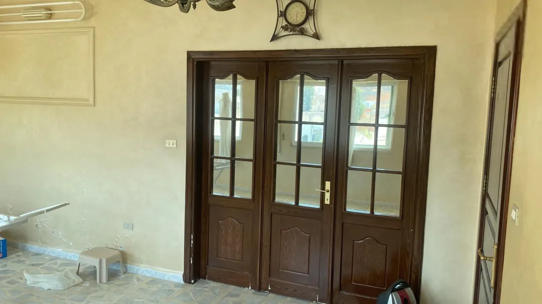 شقة طابقية بمدخلين في إسكان المهندسين – السلط، موقع مميز على شارعين بأربع واجهات حجرية