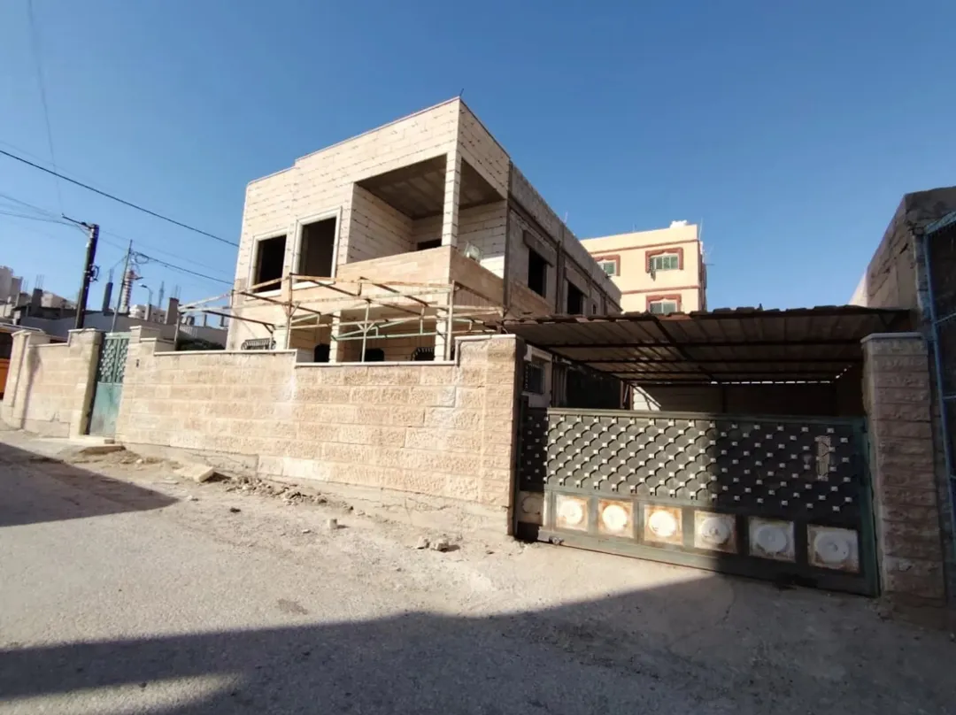بيت مستقل للبيع في الزرقاء الجديدة بالقرب من شارع الكرامة