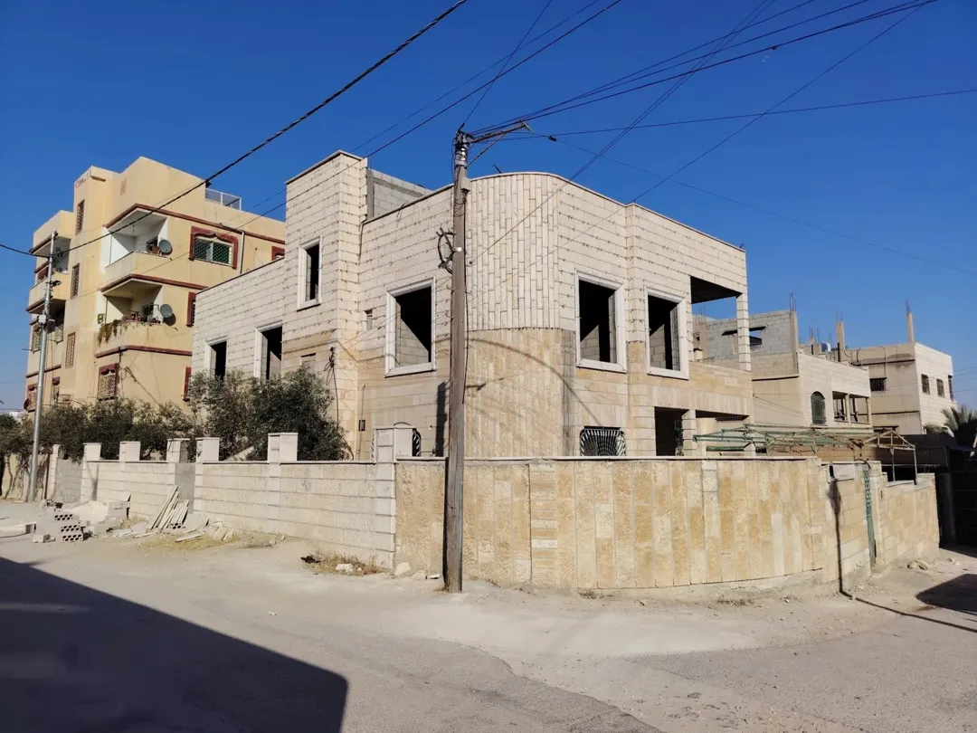 بيت مستقل للبيع في الزرقاء الجديدة بالقرب من شارع الكرامة