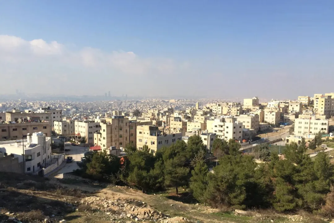 شقة فاخرة للبيع في جبل الحديد بإطلالة بانورامية ساحرة