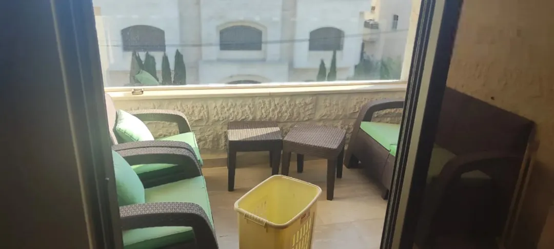 شقة طابقية فاخرة للإيجار في فيلا | ID 875819