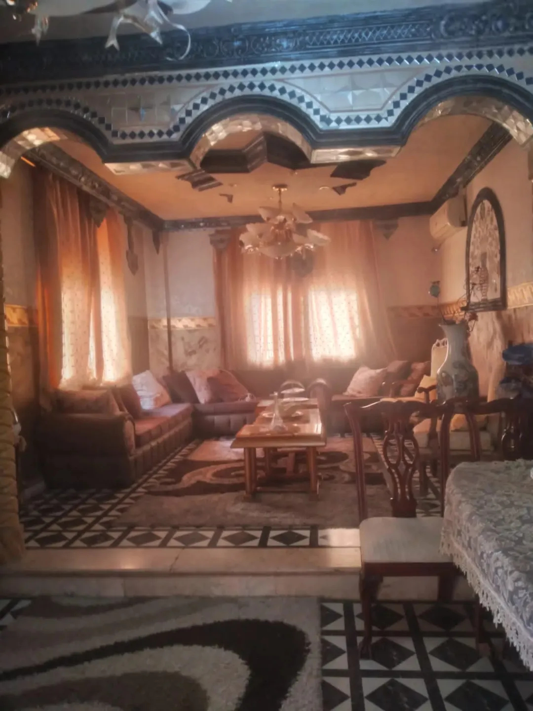 عمارة فاخرة 3 مداخل كراج يتسع ل 3 سيارات وتصميم فريد في بلباب