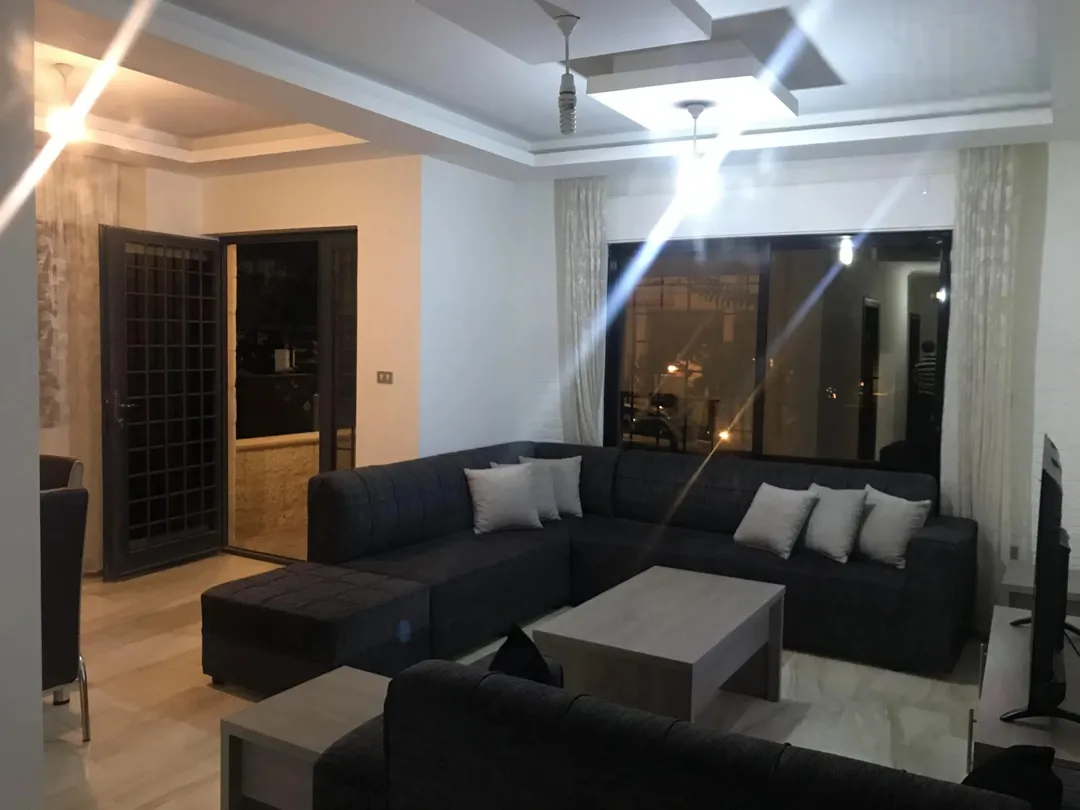 شقة ارضية مفروشة وفاخرة في ضاحية الامير راشد للايجار السنوي | ID 795822