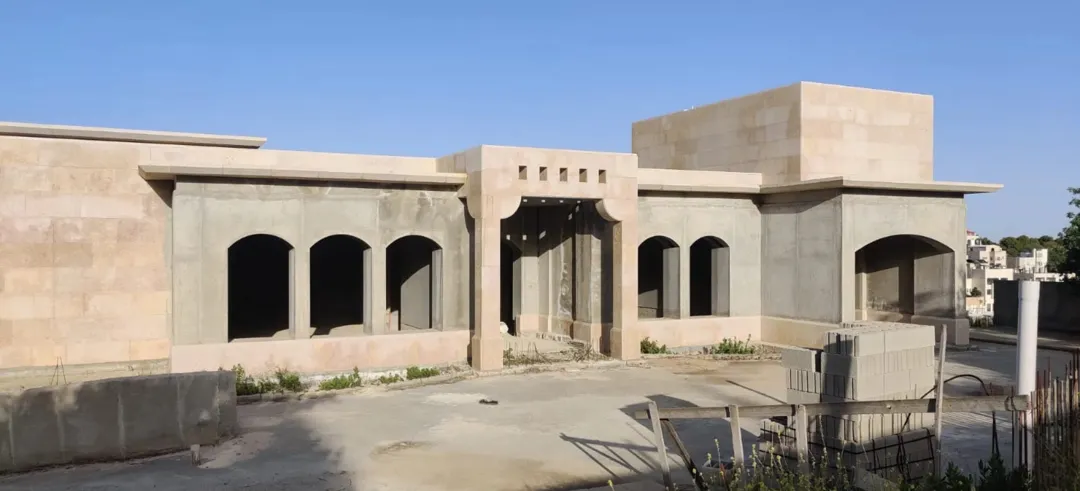 فيلا فاخرة للبيع في الفحيص بالقرب من مدارس المشرق الوطني