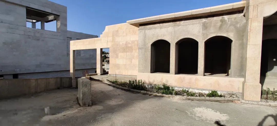 فيلا فاخرة للبيع في الفحيص بالقرب من مدارس المشرق الوطني