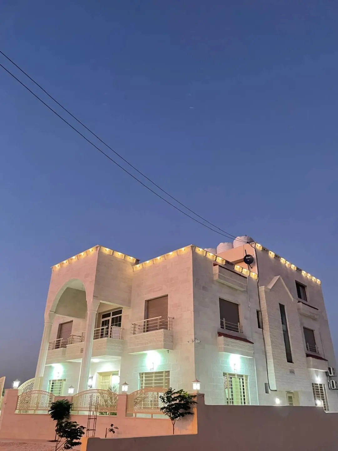فيلا فاخرة للبيع بواجهة حجرية وتصميم حديث