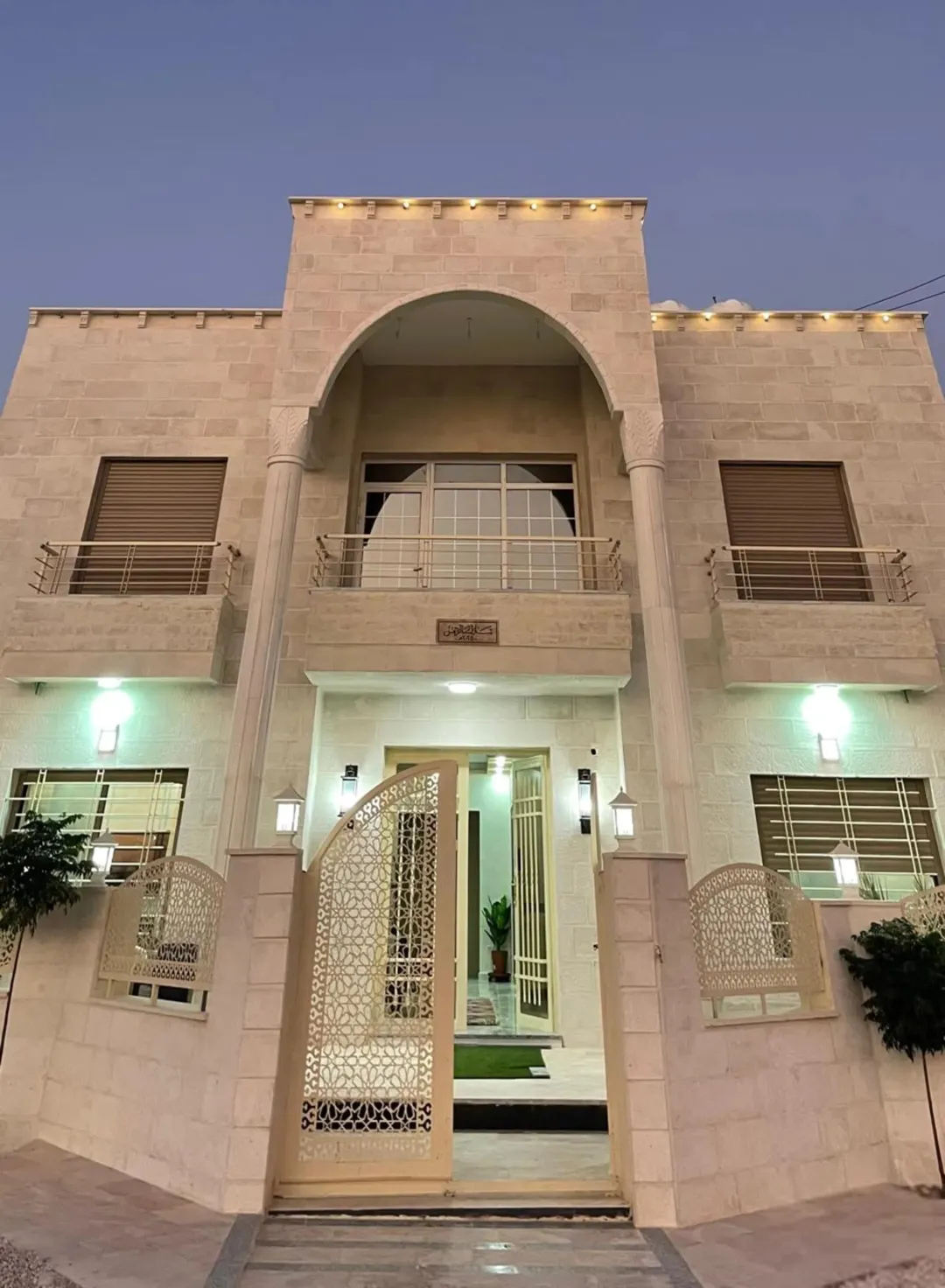 فيلا فاخرة للبيع بواجهة حجرية وتصميم حديث