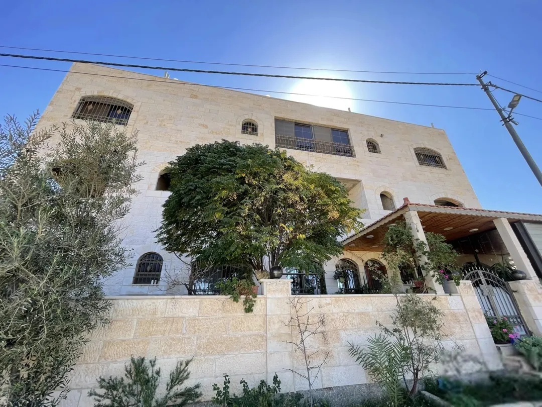 شقتين وبيت مستقل للبيع جبل المغير