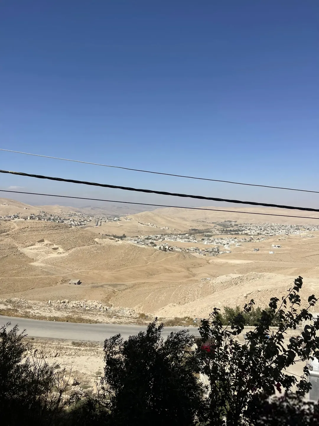 شقتين وبيت مستقل للبيع جبل المغير