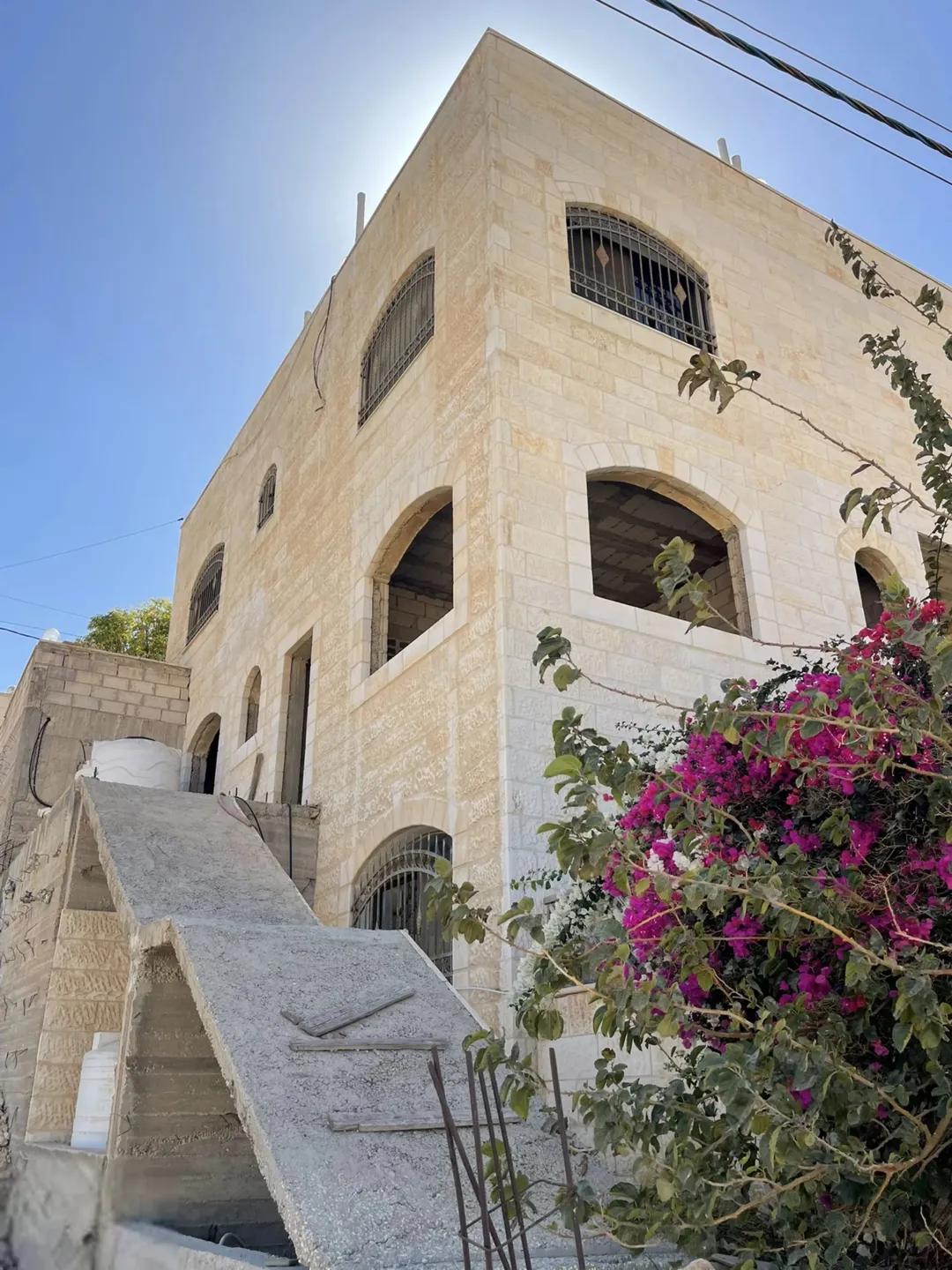 شقتين وبيت مستقل للبيع جبل المغير