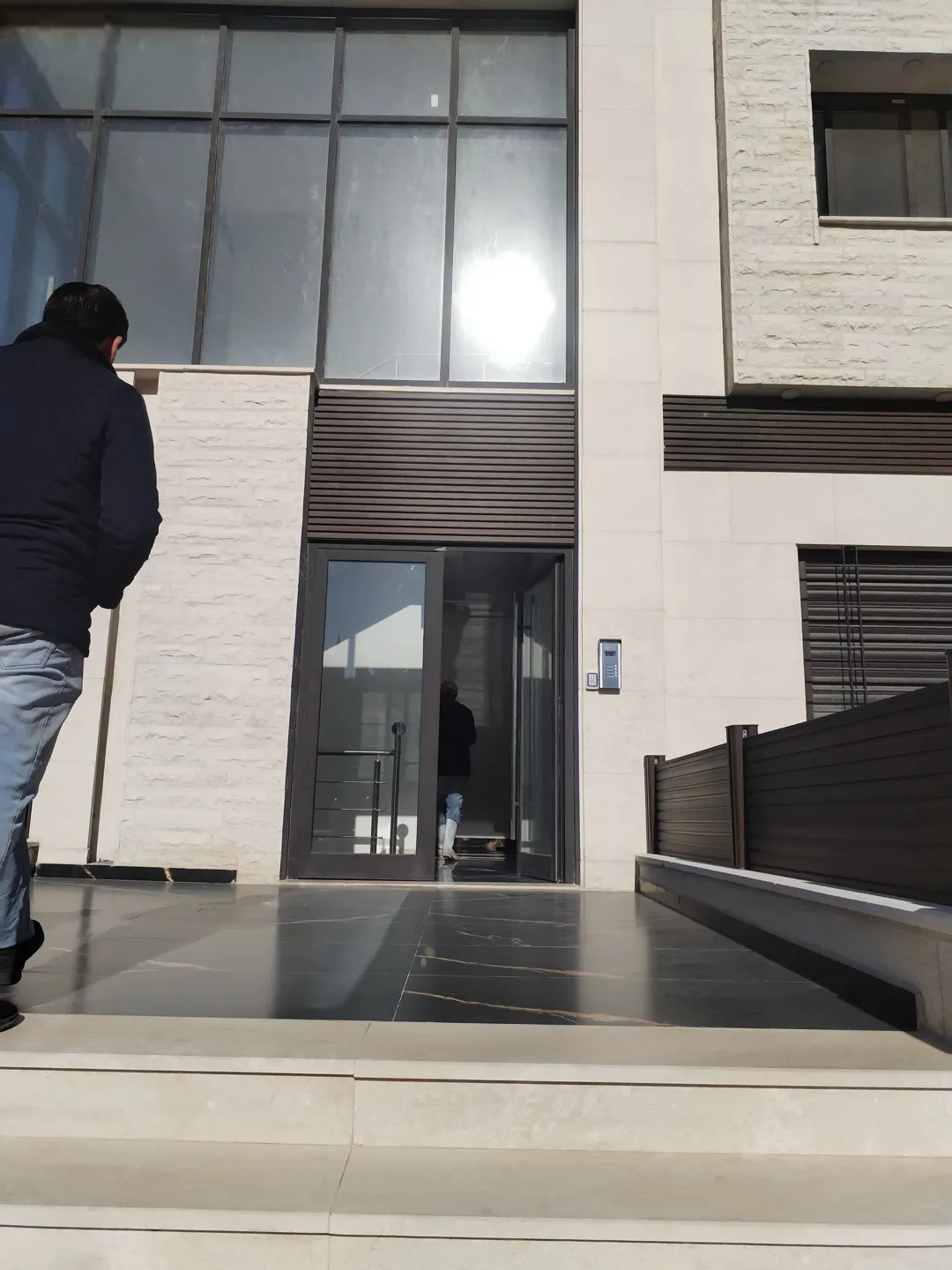 شقق للبيع في عمان مساحات متنوعة مع أرض قابلة للبدل