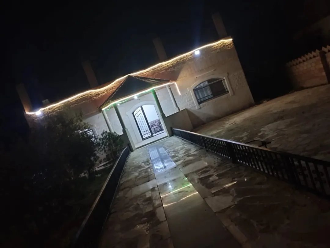 بيت مساحة دونم في المفرق بسعر مغري للجادين فقط كل التفاصيل بل الاعلان