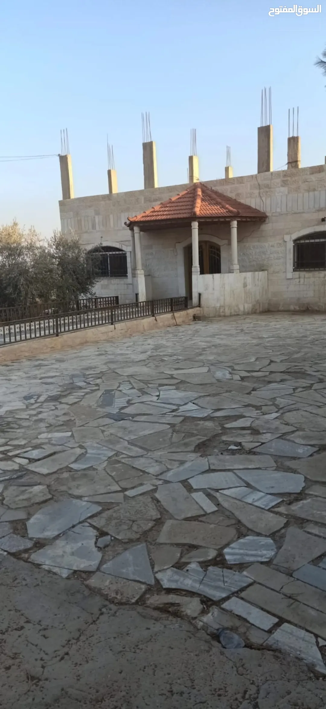 بيت مساحة دونم في المفرق بسعر مغري للجادين فقط كل التفاصيل بل الاعلان