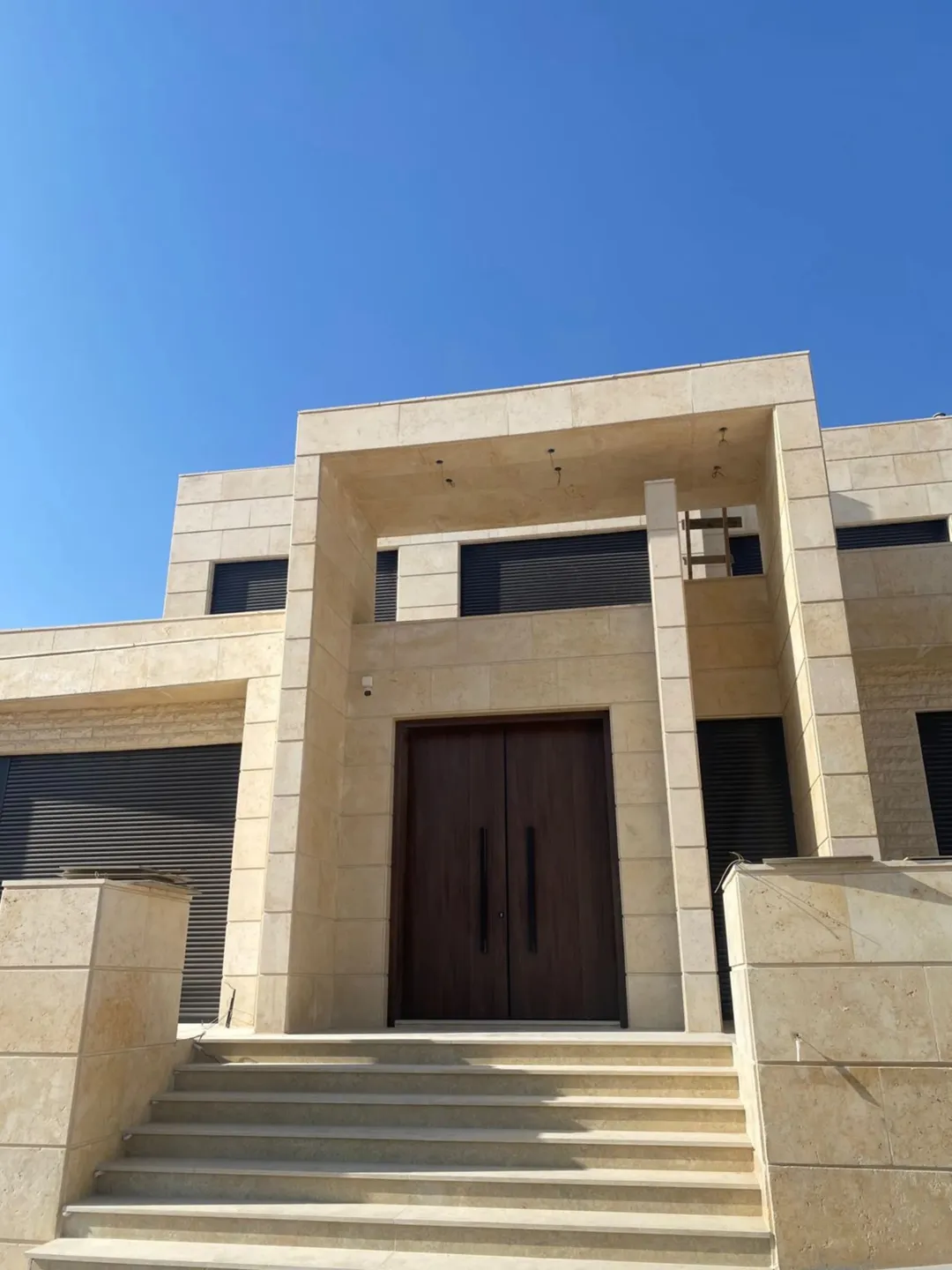 ڤيلا بناء جديد و مستقلة طابقين و روف مباشرة بناء خاص و ليس تجاري بموقع على شارعين- الظهير
