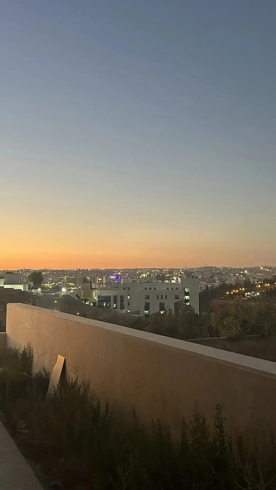 ڤيلا بناء جديد و مستقلة طابقين و روف مباشرة بناء خاص و ليس تجاري بموقع على شارعين- الظهير