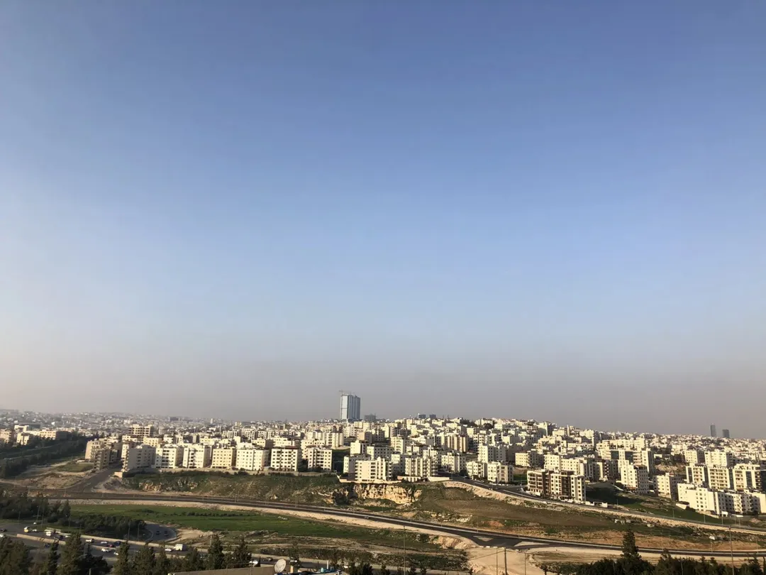 ڤيلا بناء جديد و مستقلة طابقين و روف مباشرة بناء خاص و ليس تجاري بموقع على شارعين- الظهير