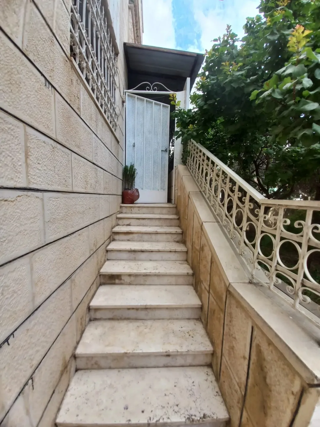 شقة للبيع في إربد – دوار سال الكبير – طابق أول