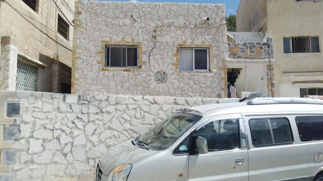 بيت طابقين للبيع الزرقاء حي الامير محمد .. مساحة البناء الطابق الارضي 180م الطابق الثاني 180م