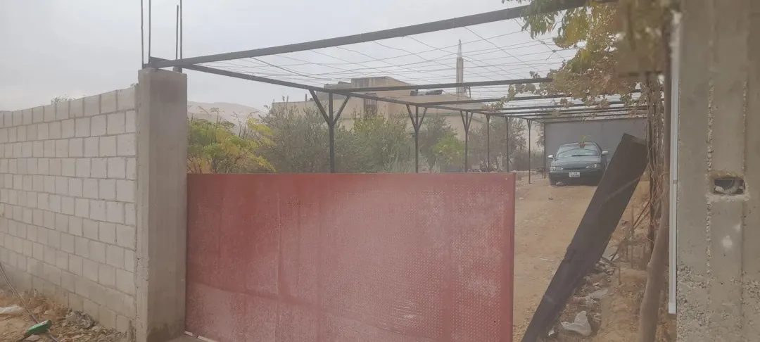منزل مستقل للبيع الزرقاء بيرين مساحه الأرض 4250 والبيت 150 متر عليها سور مزروعه أشجار متنوعه فواكه