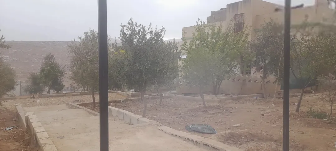 منزل مستقل للبيع الزرقاء بيرين مساحه الأرض 4250 والبيت 150 متر عليها سور مزروعه أشجار متنوعه فواكه
