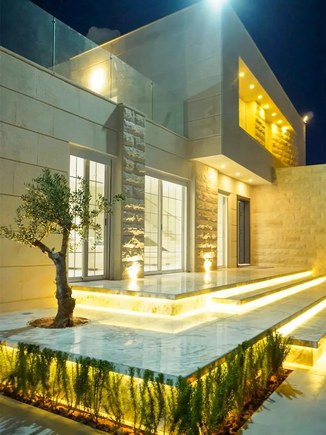 مزرعة وفيلا مميزة بالعالوك للبيع