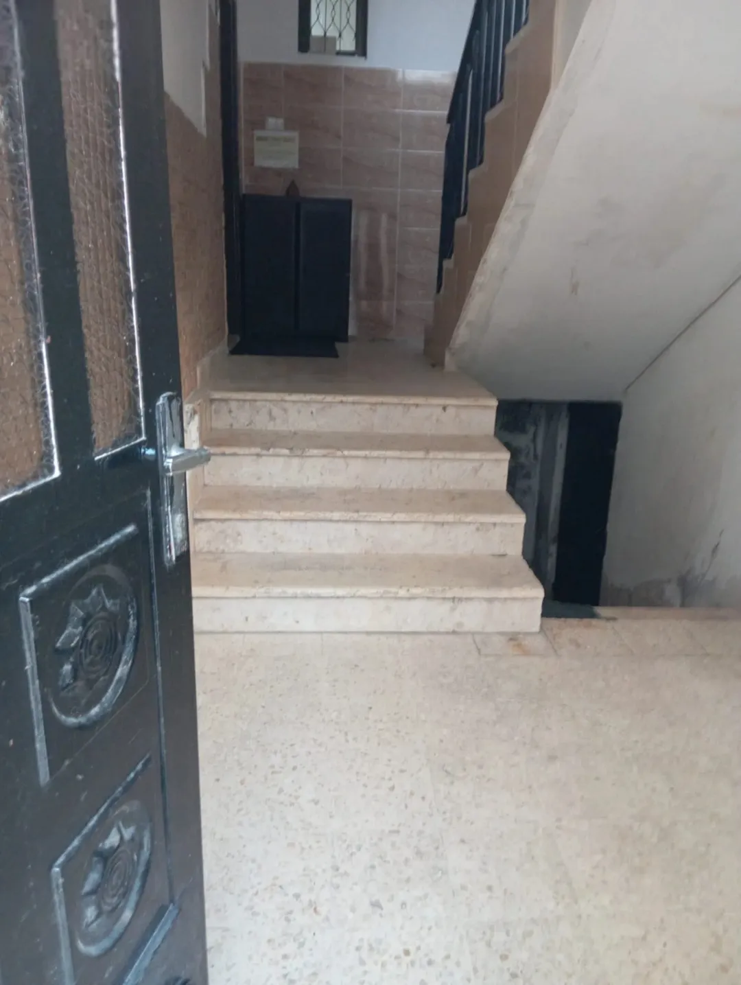 شقه للبيع بمنطقة الذراع الغربي عمان