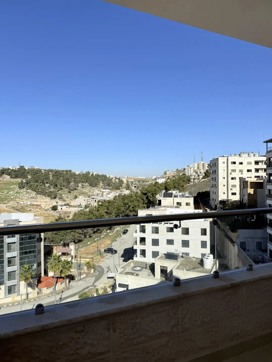 شقة ارضية فاخرة بتشطيبات عالية الجودة (مرج الحمام, خلف كازية السلام)