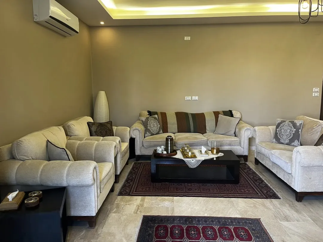 شقة فاخرة للبيع في عمان – طريق المطار طابق أرضي مع تراس وكراج خاص