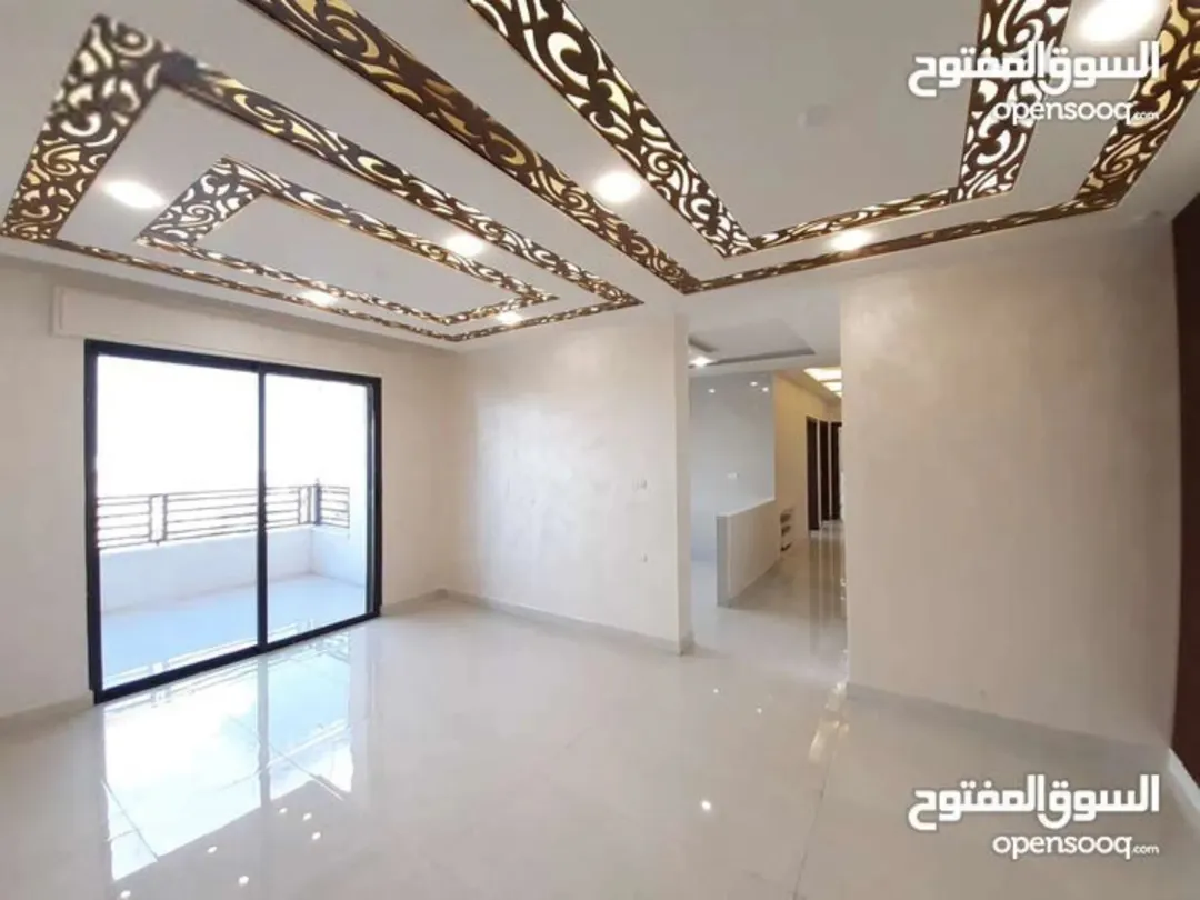 للبيع لقطه 3 شقق بسعر شقه. طبربور/ طارق مقسمه الى 3 شقق كل شقه فيها عده غرف ومطبخ وحمام