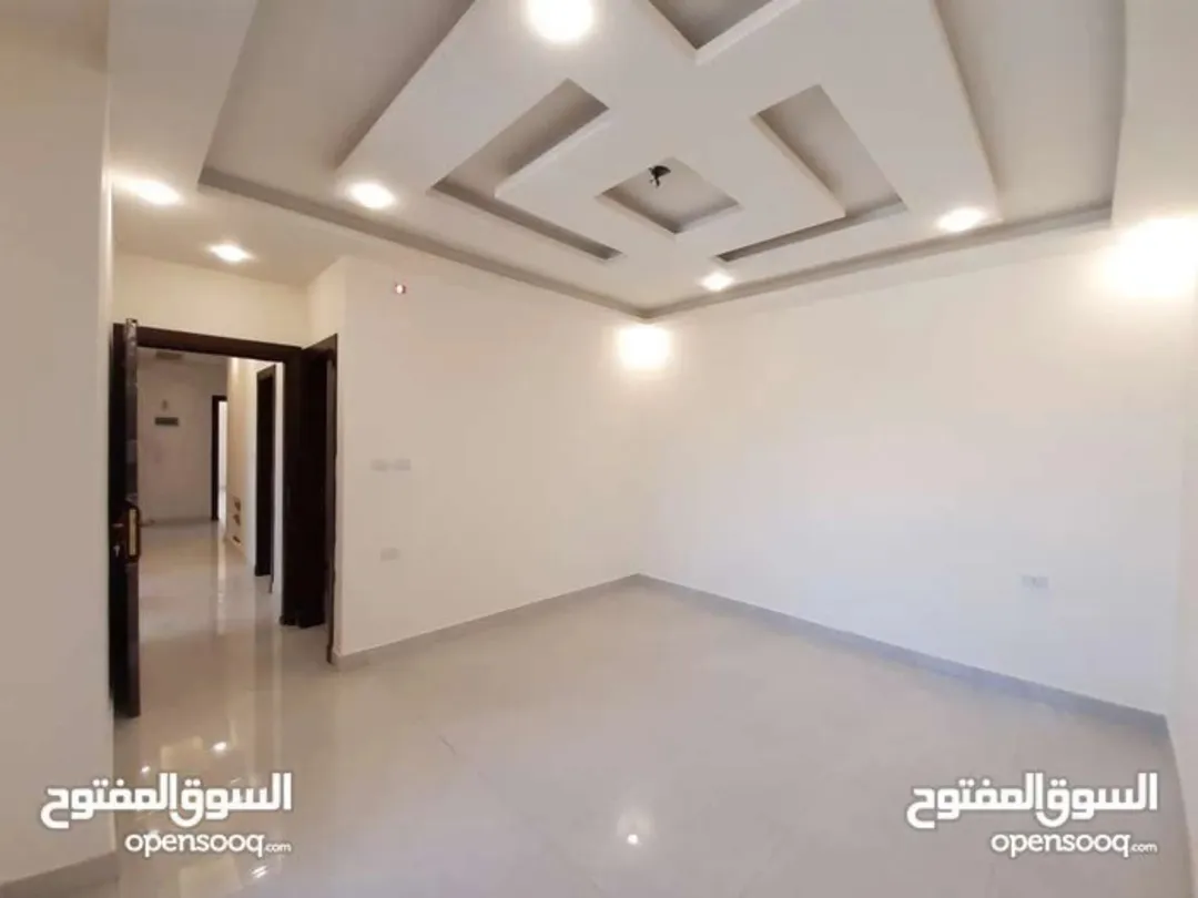 للبيع لقطه 3 شقق بسعر شقه. طبربور/ طارق مقسمه الى 3 شقق كل شقه فيها عده غرف ومطبخ وحمام