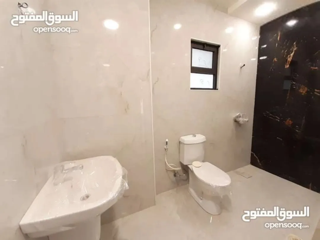 للبيع لقطه 3 شقق بسعر شقه. طبربور/ طارق مقسمه الى 3 شقق كل شقه فيها عده غرف ومطبخ وحمام