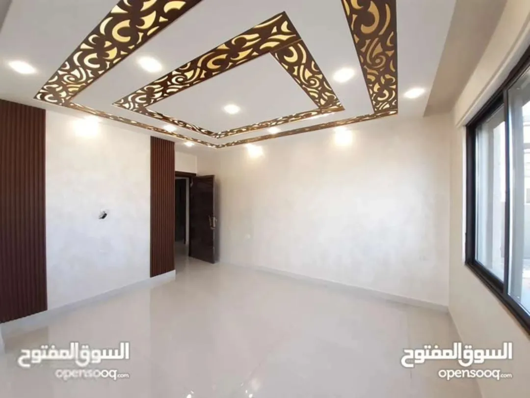 للبيع لقطه 3 شقق بسعر شقه. طبربور/ طارق مقسمه الى 3 شقق كل شقه فيها عده غرف ومطبخ وحمام