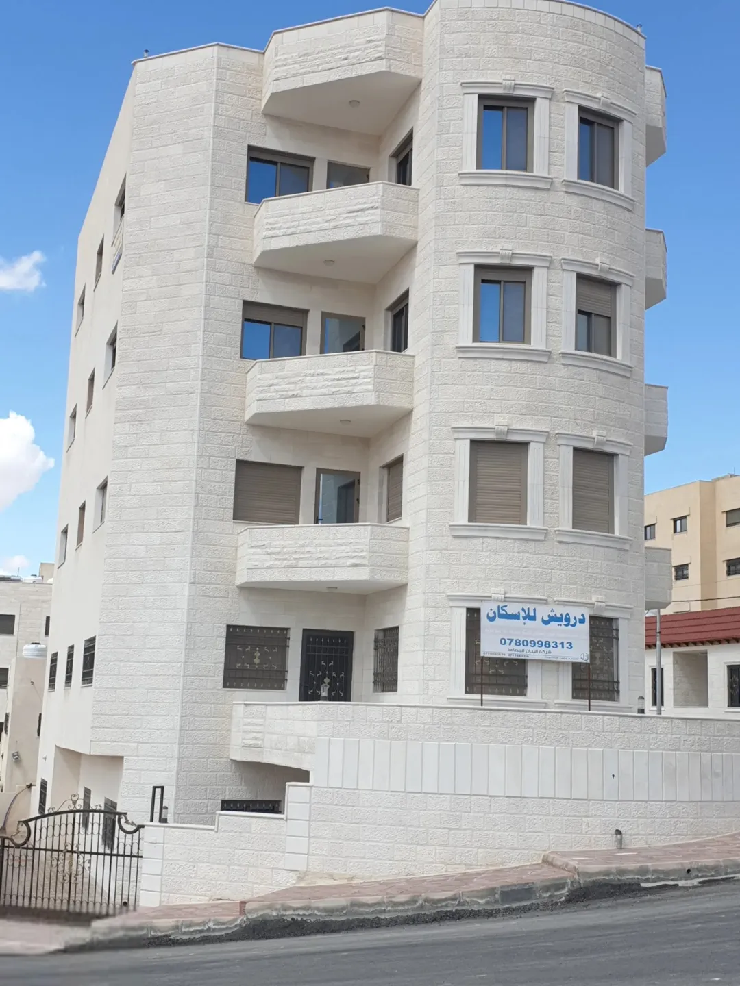 شقة طابقية فاخرة للبيع في الزرقاء – ضاحية المدينة المنورة