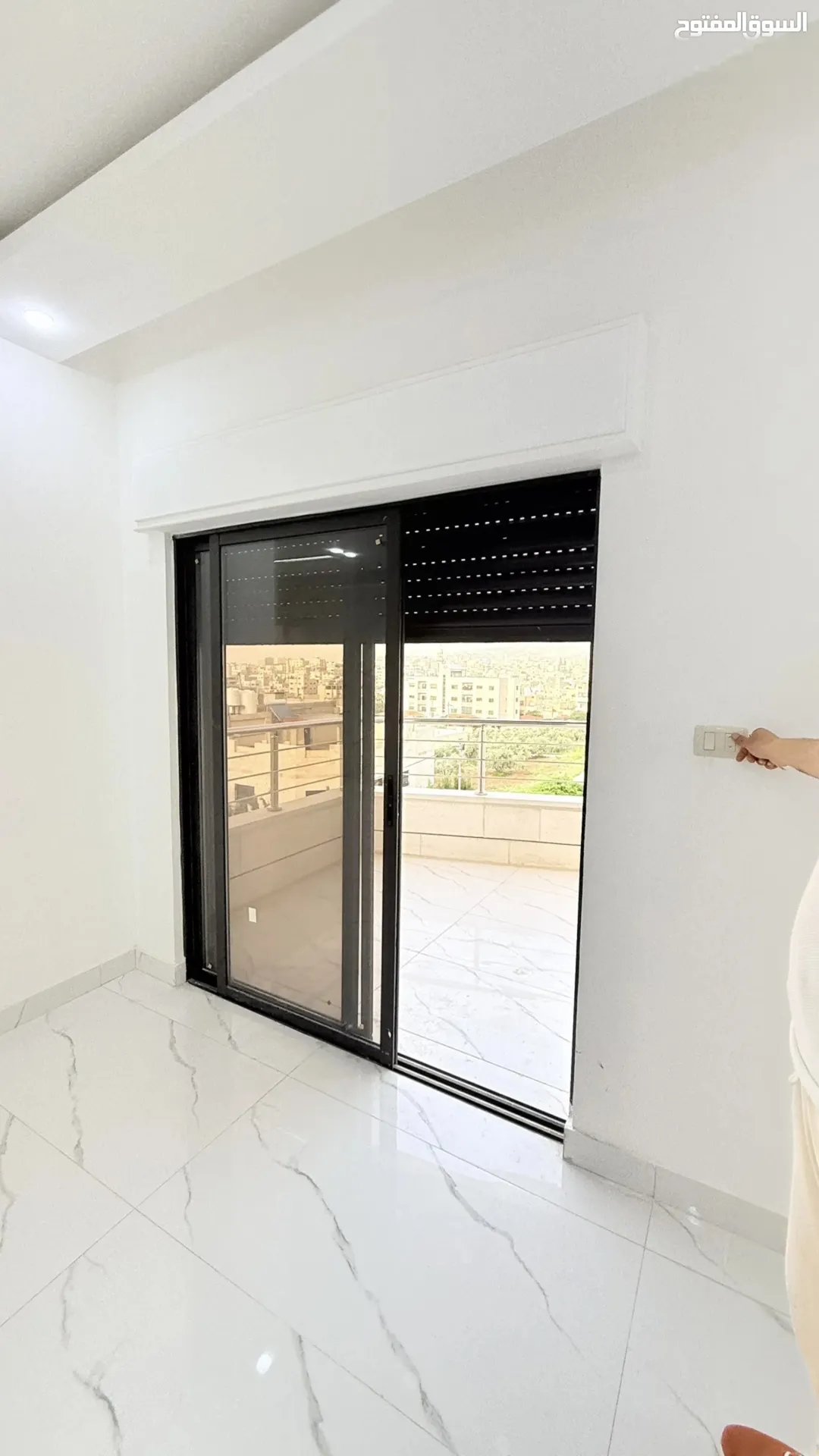 شقة طابق ثالث مع روف للبيع