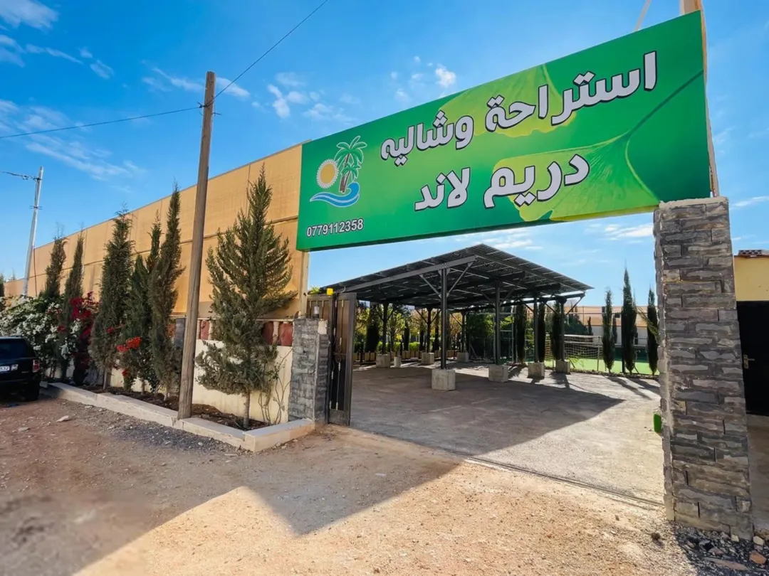 شاليه فاخر للبيع في مادبا بمساحة أرض واسعة
