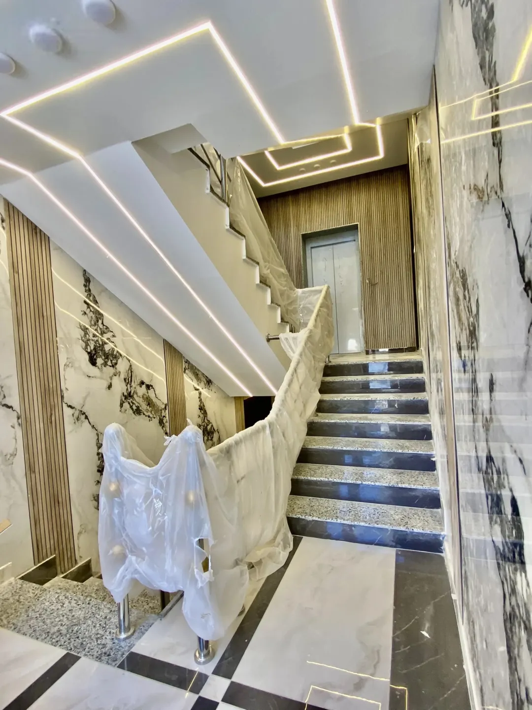 شقة سكنية فاخرة في اليادودة – طابق أول 175 متر