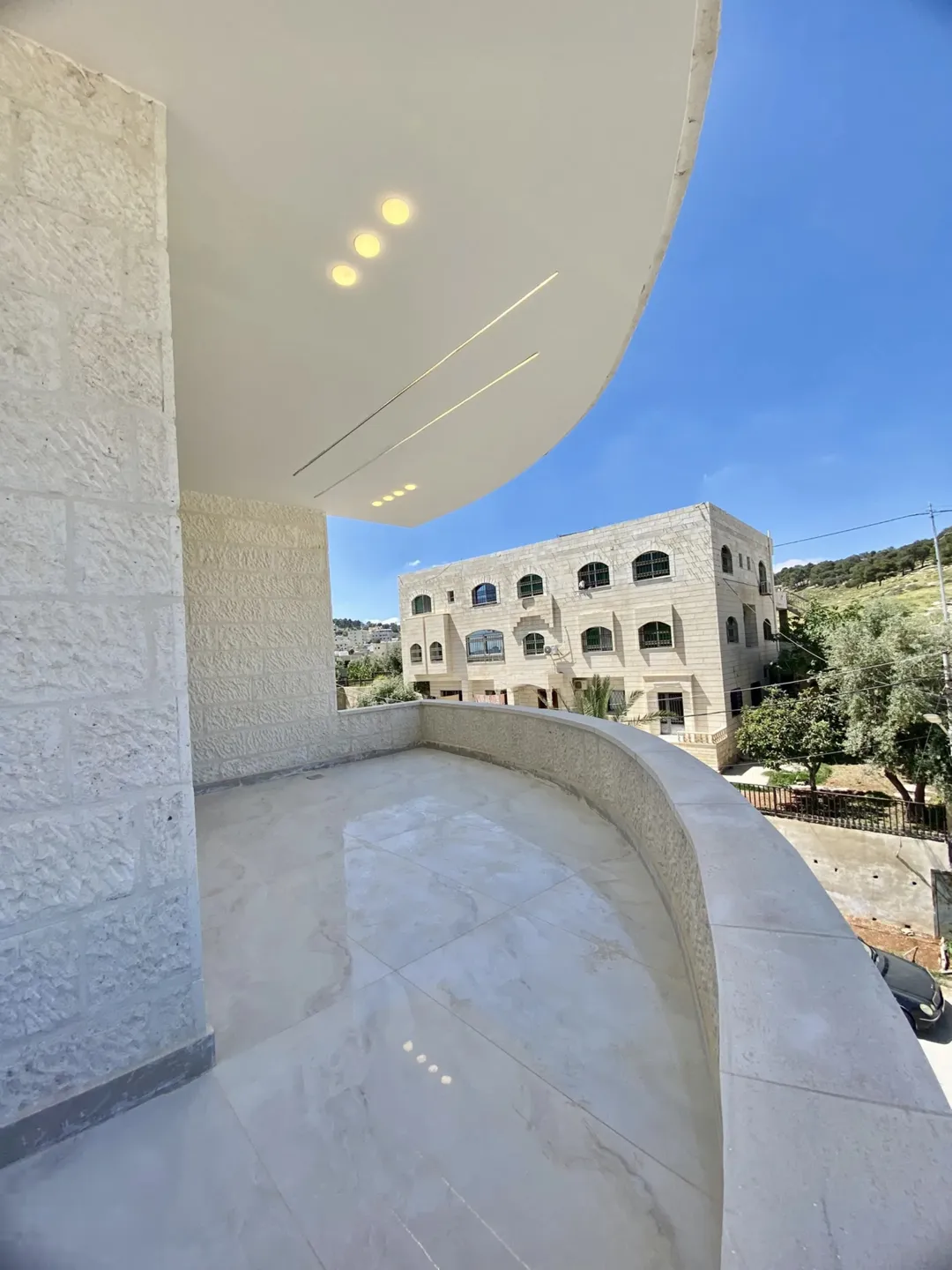 شقة سكنية فاخرة في اليادودة – طابق أول 175 متر