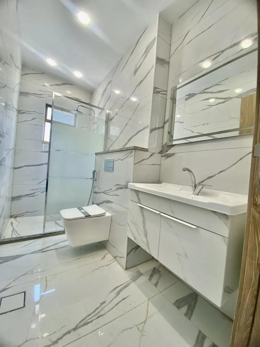شقة سكنية فاخرة في اليادودة – طابق أول 175 متر