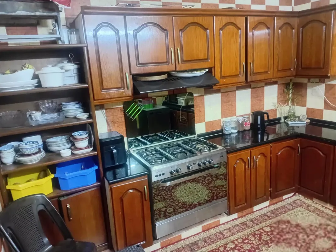 شقة طابقية للبيع مساحة واسعة في موقع متميز