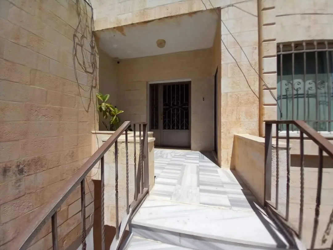 شقة ارضية على مستوى الشارع للبيع
