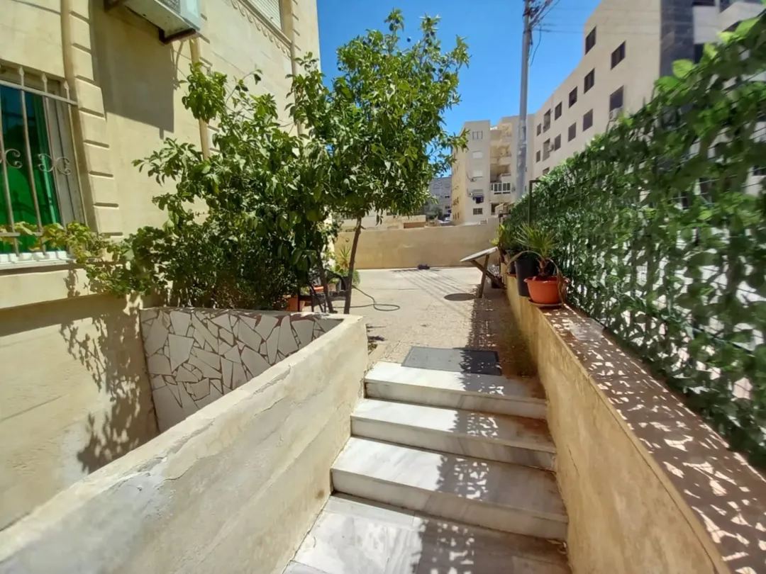 شقة ارضية على مستوى الشارع للبيع