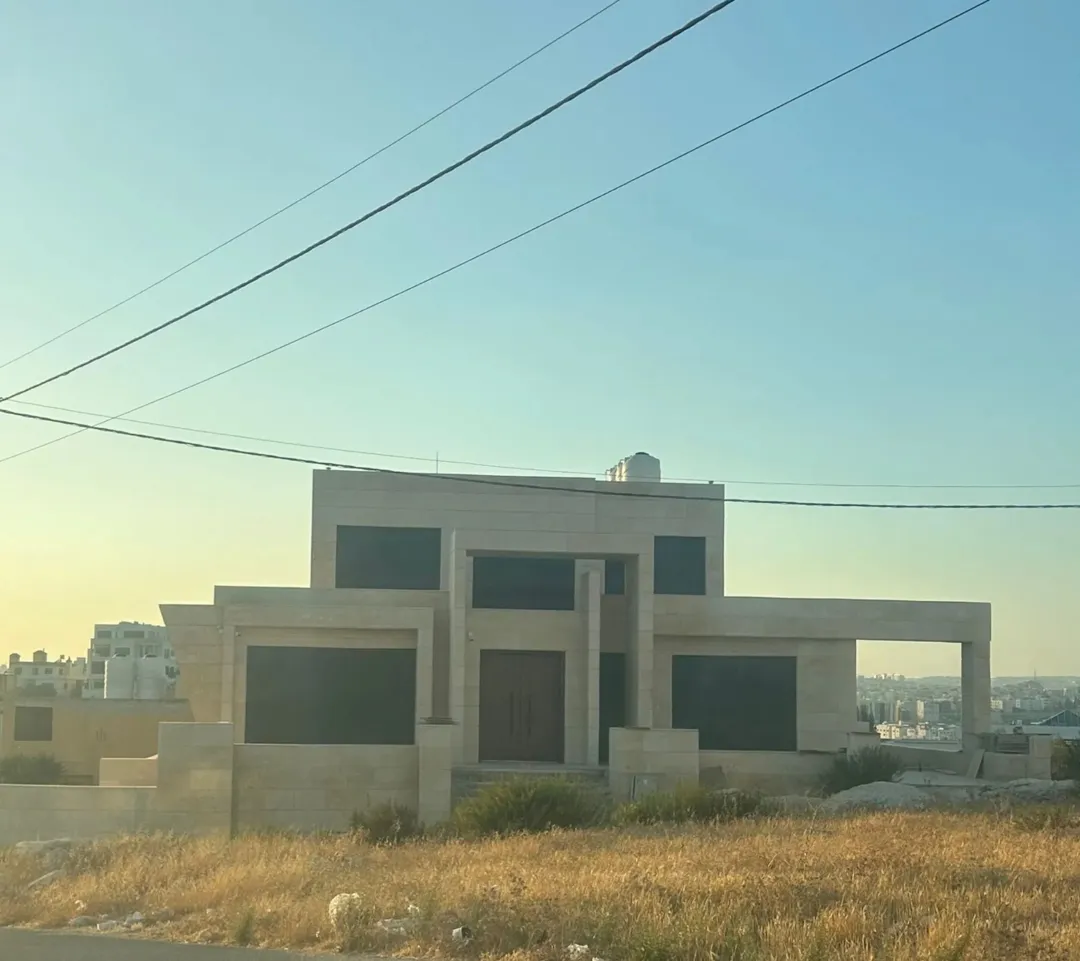 فيلا فاخرة للبيع أو للإيجار في منطقة الظهير – إطلالة مباشرة على شارع المطار
