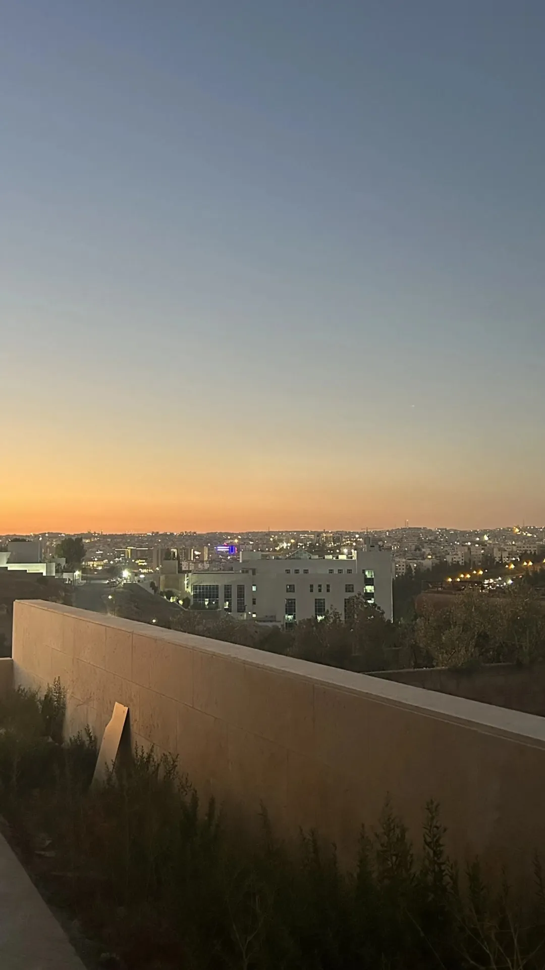 فيلا فاخرة للبيع أو للإيجار في منطقة الظهير – إطلالة مباشرة على شارع المطار