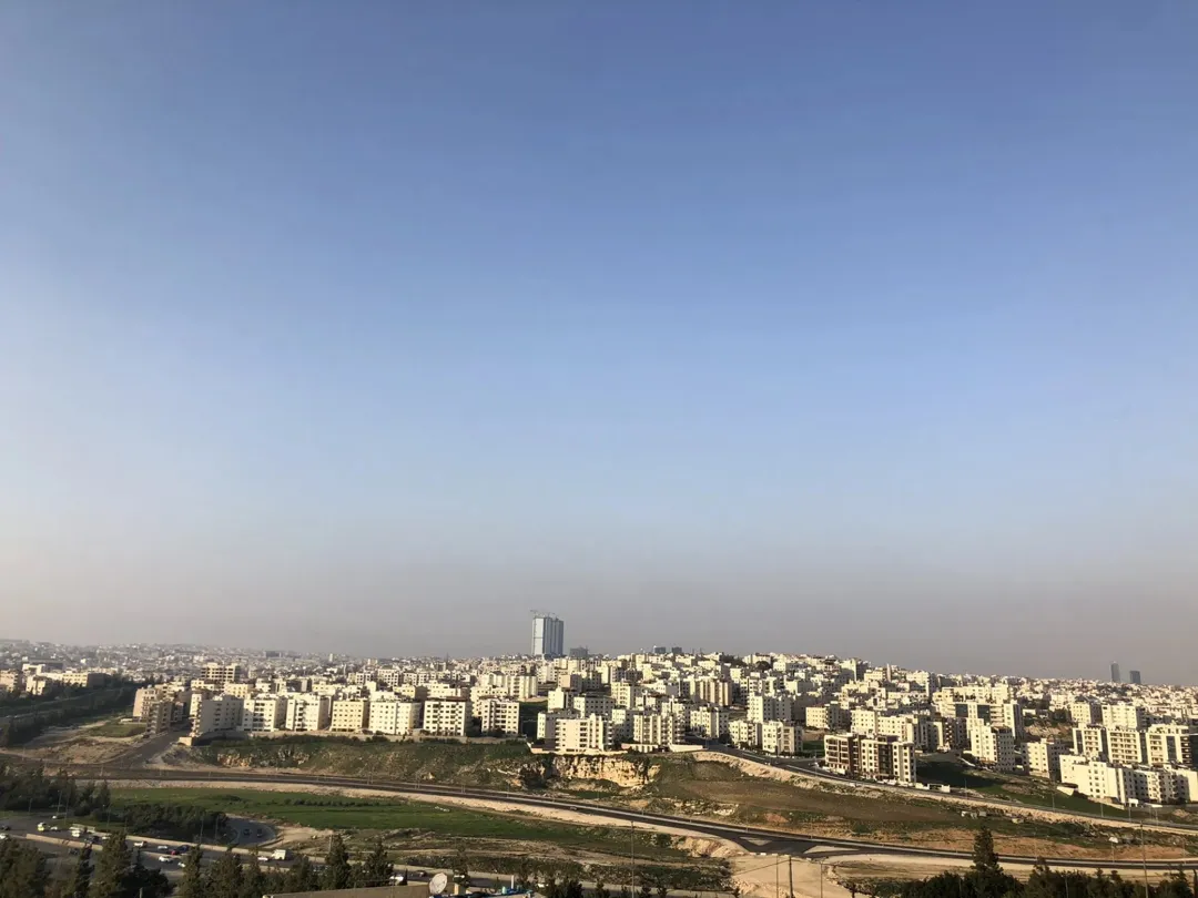 فيلا فاخرة للبيع أو للإيجار في منطقة الظهير – إطلالة مباشرة على شارع المطار