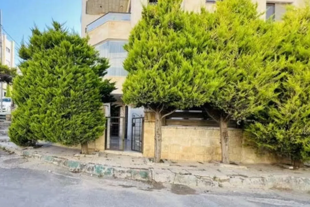 شقة أرضية فاخرة للبيع في ضاحية الرشيد – الجبيهة بمساحة واسعة وترسات مميزة