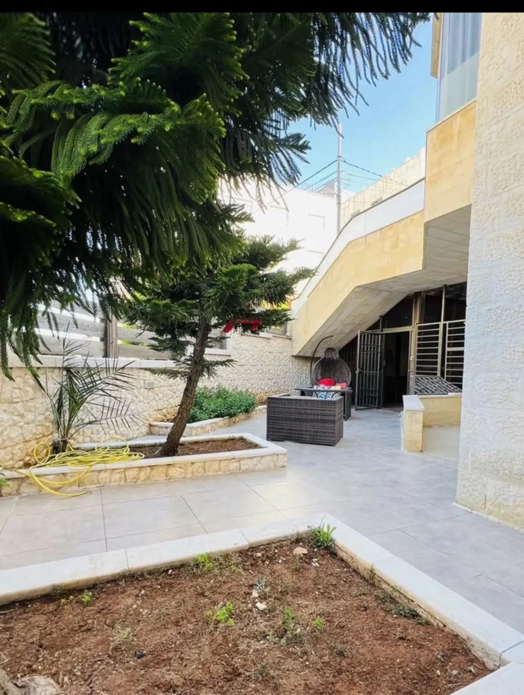شقة أرضية فاخرة للبيع في ضاحية الرشيد – الجبيهة بمساحة واسعة وترسات مميزة